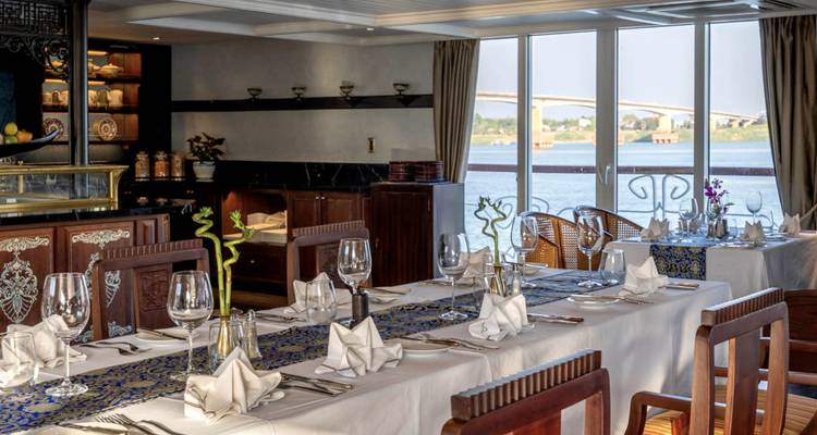 Salle à manger élégante sur un navire de croisière avec vue sur la rivière.