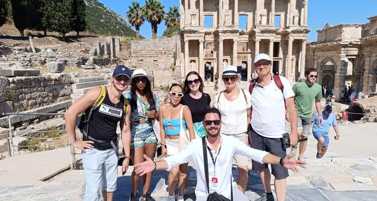 Gruppe von Touristen, die an den Ruinen von Ephesos posiert.