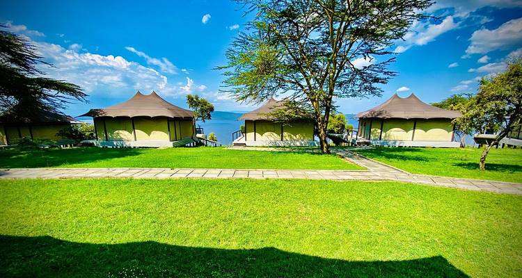 Tentes de luxe avec un lac en arrière-plan.