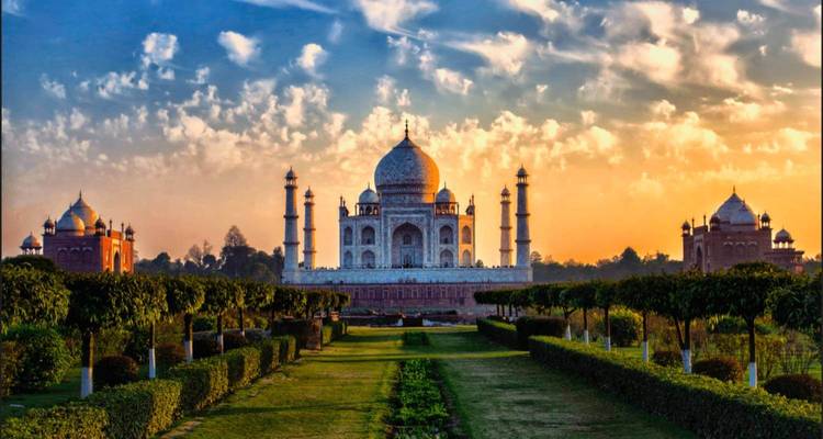 Een totaalshot van de Taj Mahal bij zonsopgang met kleurrijke luchten.
