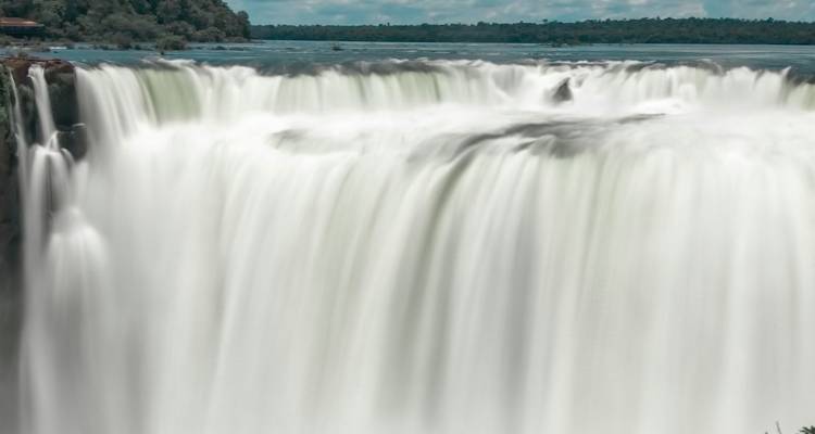 Close-up van de Iguazu-watervallen met nevel en waterstroom.