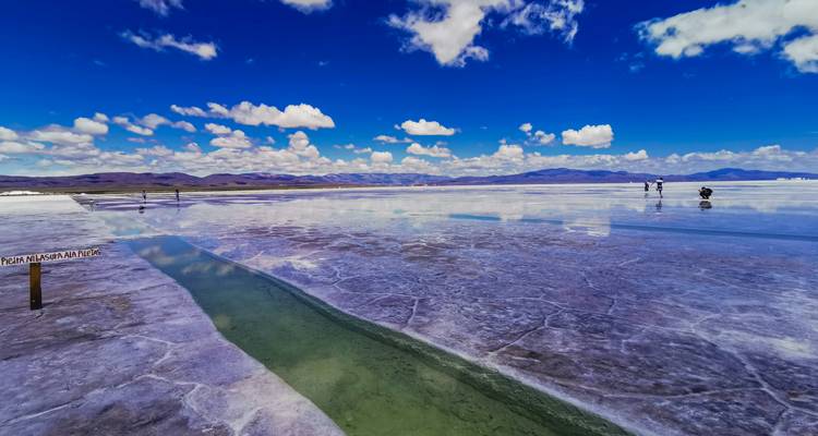 Zoutvlaktes met bergen in de verte.