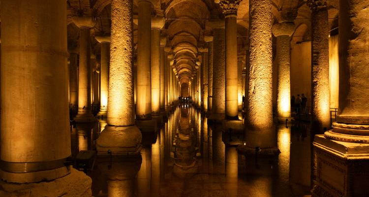 Citerne souterraine avec colonnes et reflet sur l'eau.