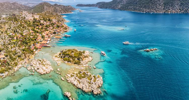 Bahías de un turquesa cristalino e islotes rocosos esparcidos por la costa de Kekova vistos desde arriba.
