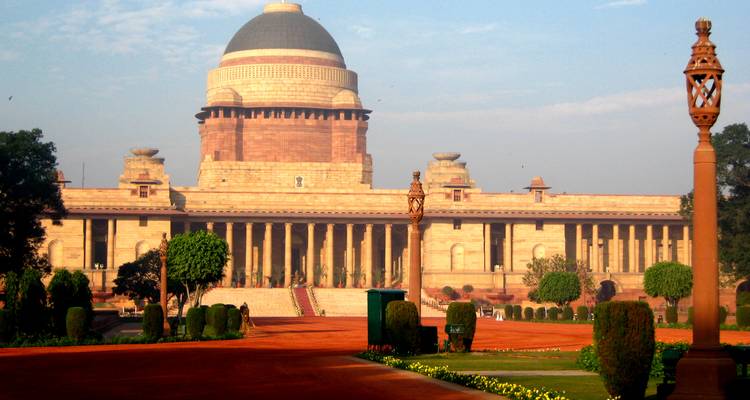 Grand palais avec un grand dôme et de beaux jardins.