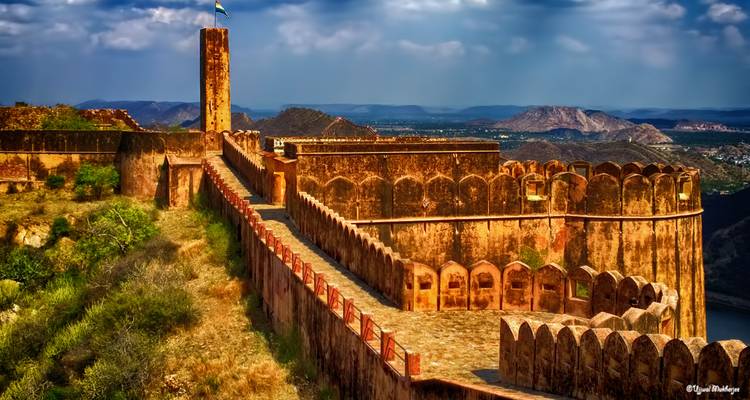 Fort ancien avec des vues étendues sur le paysage environnant.