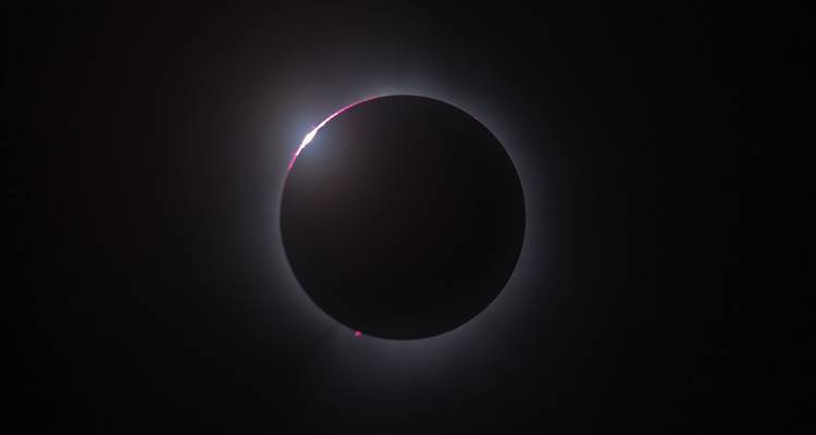 Zonsverduistering gezien met een briljante corona.