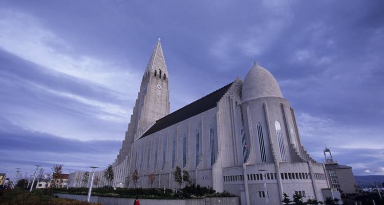 Hallgrímskirkja kerk met een bewolkte hemel op de achtergrond.