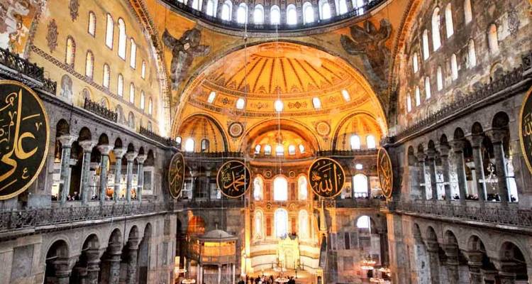 Intérieur d'une grande mosquée au design complexe.