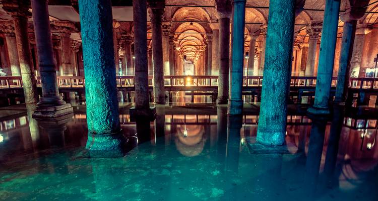Citerne souterraine avec colonnes et reflets d'eau.