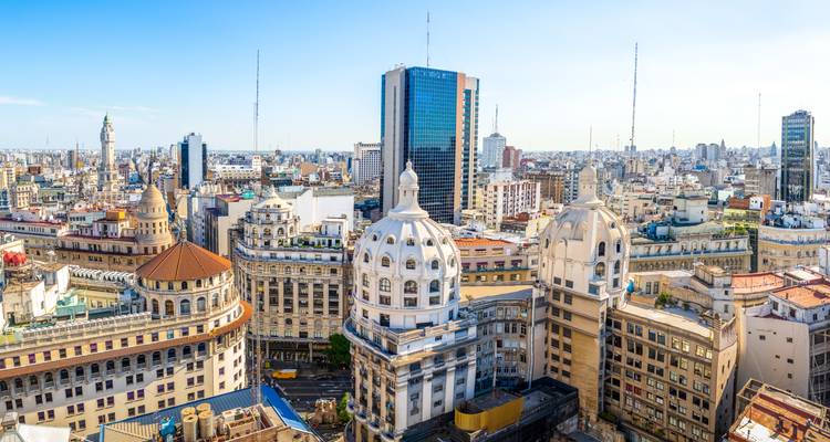Buenos Aires skyline met historische en moderne gebouwen onder een heldere blauwe hemel.