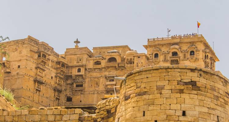 Jaisalmer Fort met zandstenen muren en wachttorens in India.