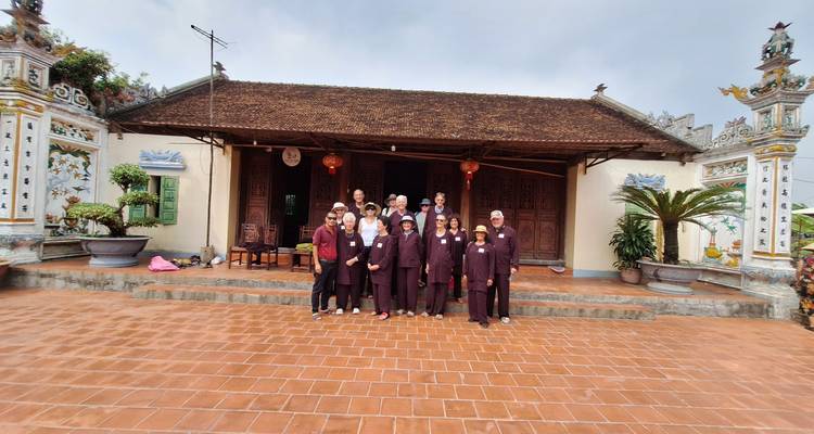 Groepsfoto voor een traditioneel gebouw in Vietnam.