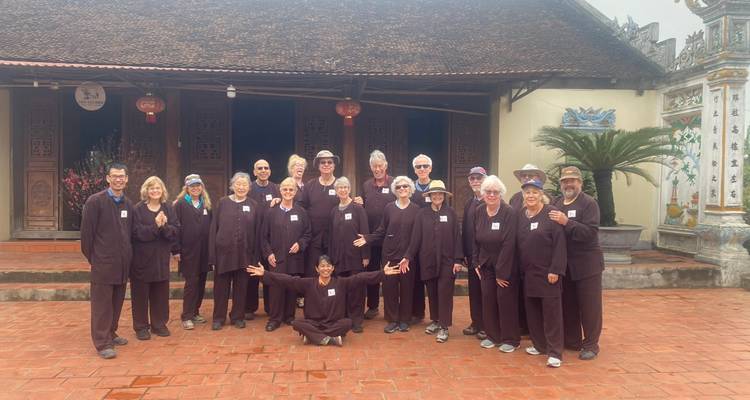 Groepsfoto van mensen in traditionele kledij in Vietnam.
