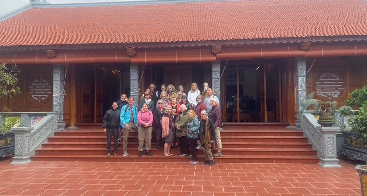 Groep toeristen poseert op trappen in Vietnam.