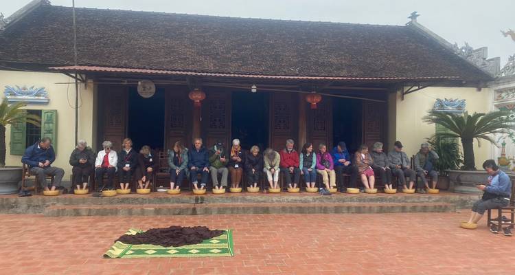 Groep toeristen die een voetbad krijgen in Vietnam.