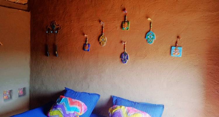 Objets décoratifs sur un mur d'une chambre avec des oreillers sur le lit.