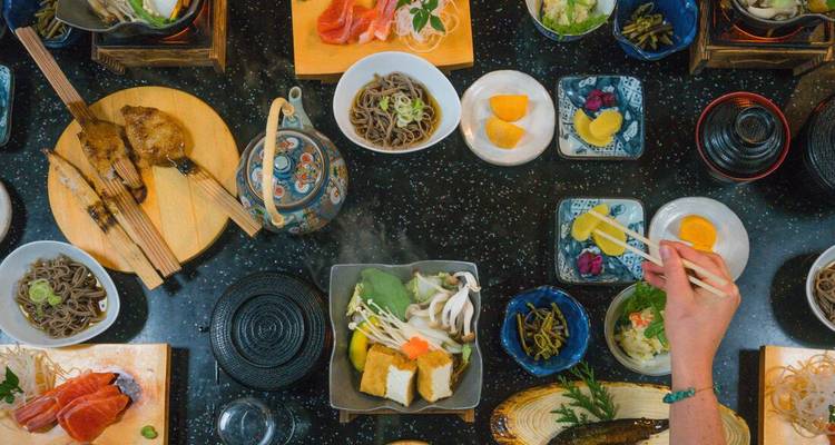 Une variété de plats japonais traditionnels sur une table.