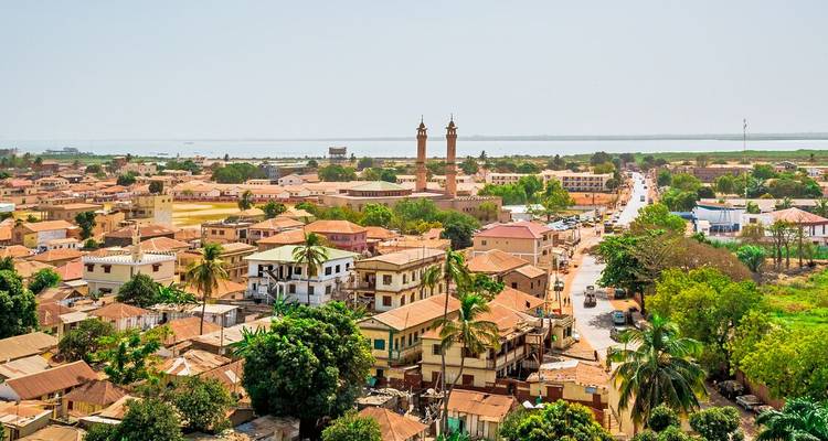 Vue aérienne d'une ville avec une mosquée en arrière-plan.