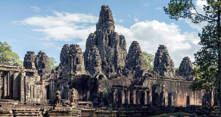 Gedetailleerde weergave van de Bayon-tempel met oude gravures.
