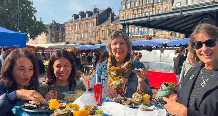 Des femmes savourant de la nourriture dans un marché en plein air.