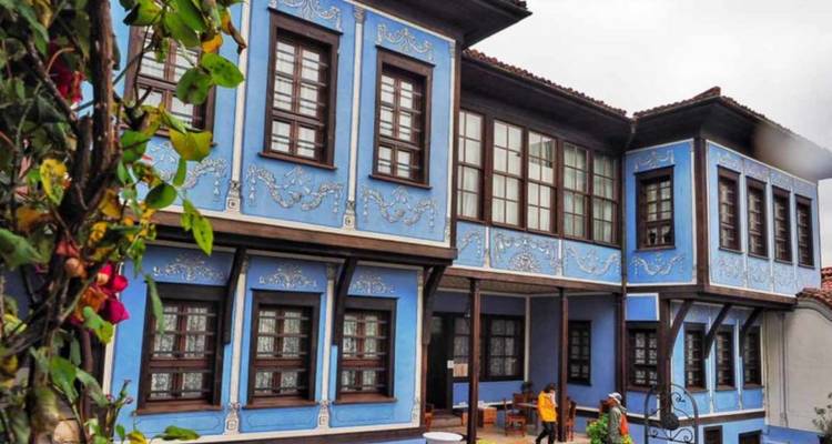 Edificio azul tradicional con diseños intrincados.