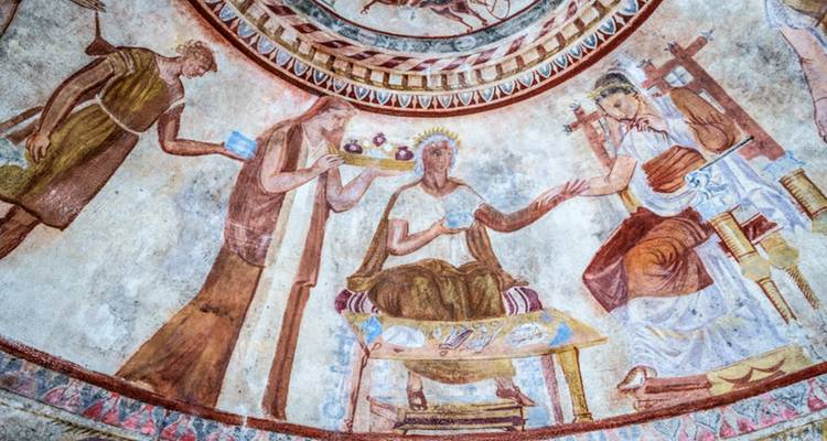 Frescos interiores que representan escenas históricas.