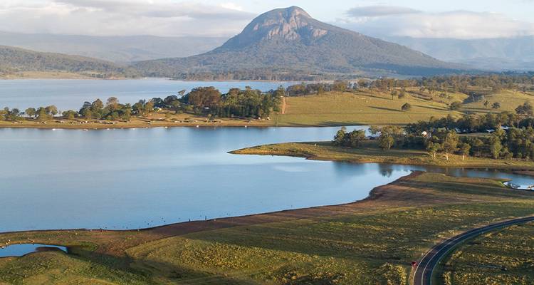 Vue large d'un lac avec un arrière-plan montagneux.