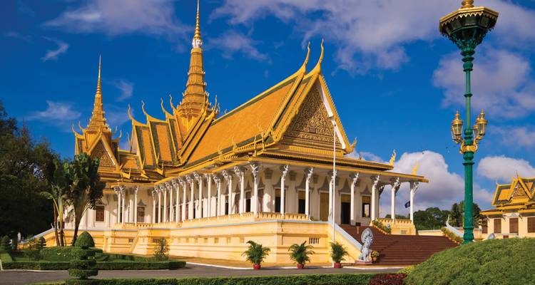 Het vergulde Koninklijk Paleis met sierlijke torens steekt af tegen een levendige blauwe lucht in Phnom Penh.
