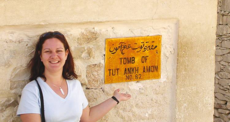 Frau zeigt auf ein Schild zum Grab des Tutanchamun.