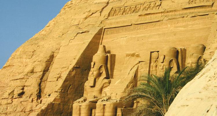 Abu Simbel Tempel in den Berghang gemeißelt.
