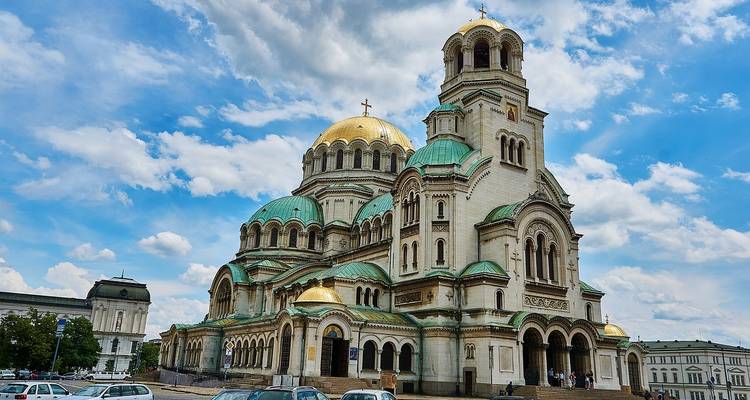Belle cathédrale avec plusieurs dômes et des accents dorés.