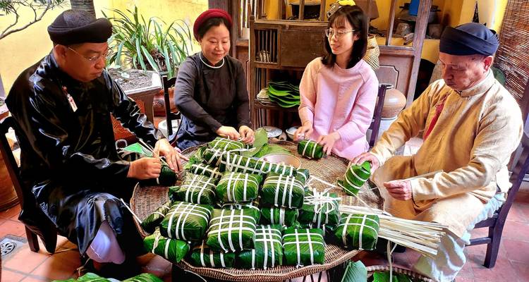 Groep mensen die samen traditioneel eten bereiden.