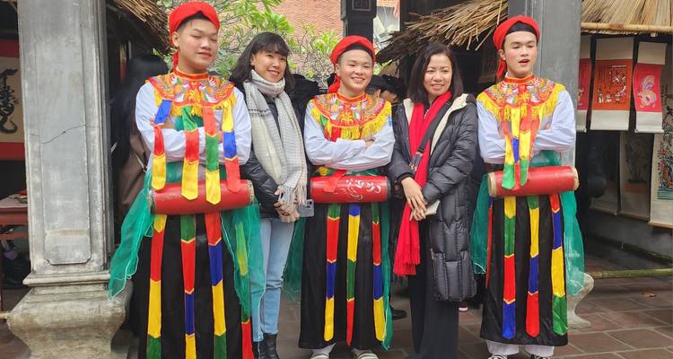Mensen die poseren met artiesten in kleurrijke traditionele kledij.