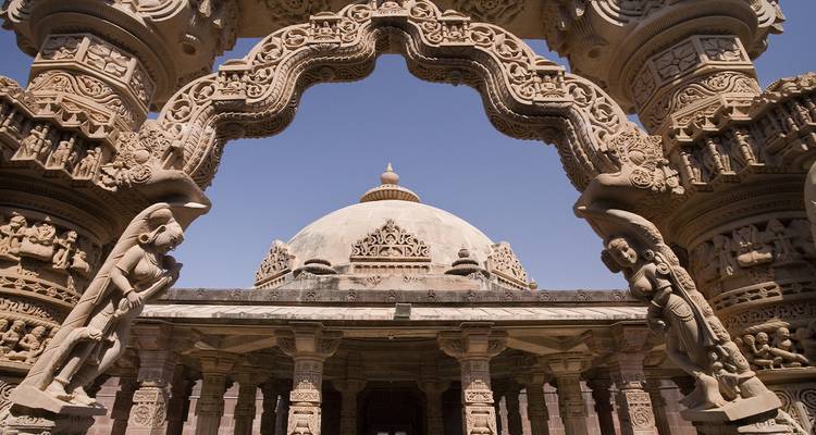 Ingewikkeld gesneden zandsteen boog die koepeltempelpaviljoen in Jodhpur omlijst.