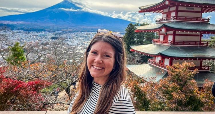 Frau lächelt mit dem Berg Fuji und einer Pagode im Hintergrund