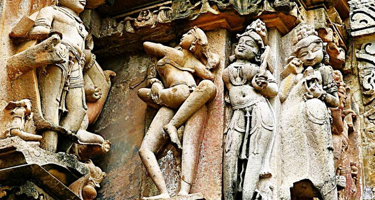 Gedetailleerde gravures op een historische tempelmuur.