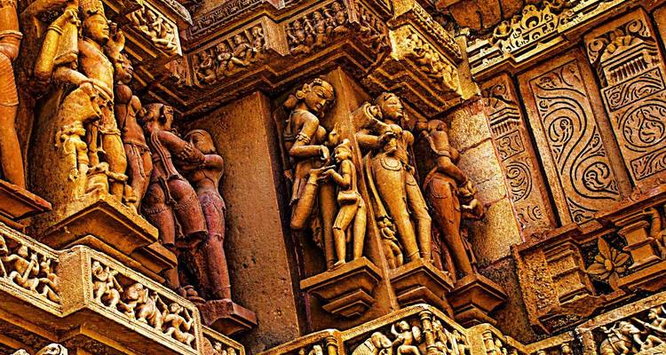 Uitgebreide tempelgravures verlicht met warme tinten.