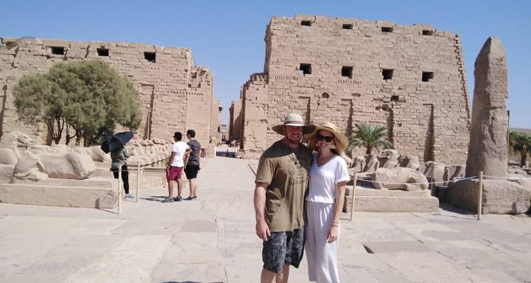 Een stel voor de monumentale zuilen van de Karnak Tempel.