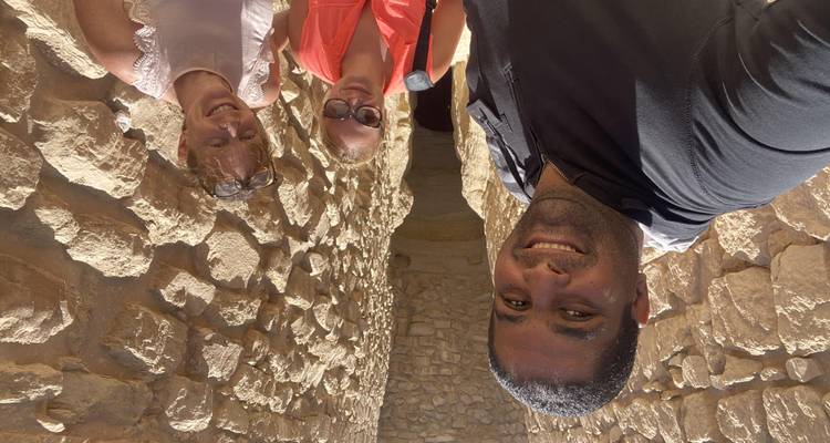 Mensen in een smalle stenen doorgang.