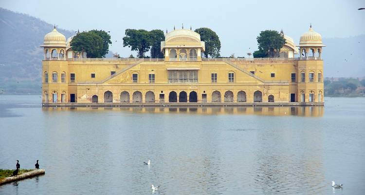 Jal Mahal palace situated in the middle of a lake.
