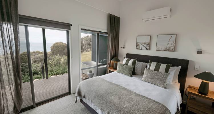 Chambre luxueuse avec vue sur la mer.