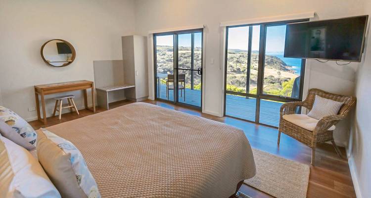 Chambre avec balcon donnant sur l'océan.