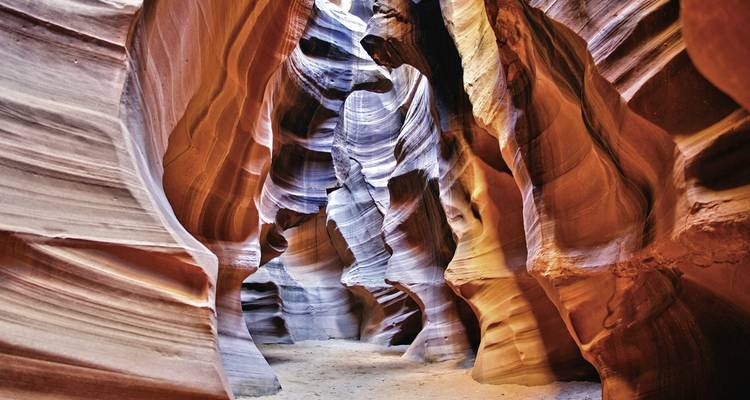Formations rocheuses complexes à l'intérieur d'un canyon étroit.