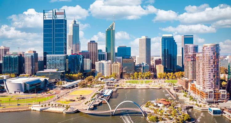 Luchtfoto van de skyline en rivier van een moderne stad.