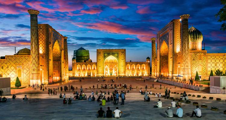 Prachtig architectonisch complex met menigten en schilderachtige lucht bij schemering.