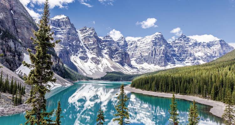 Een prachtig bergmeer met kristalhelder water dat de besneeuwde toppen weerkaatst.