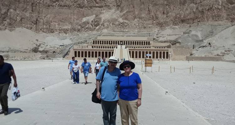 Toeristen die voor de Tempel van Hatsjepsoet staan.