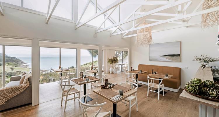 Vue intérieure d'un coin repas avec vue sur l'océan.