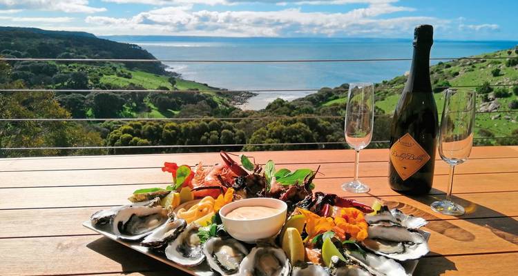 Plato gourmet de mariscos con vista costera.